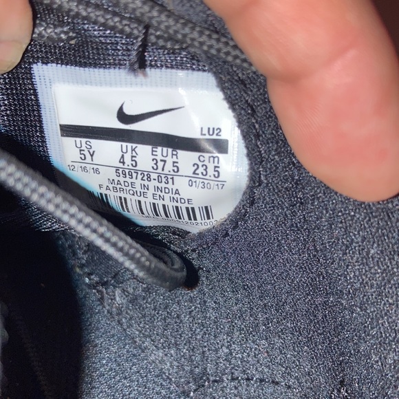 2 for $30 Nike Shoes Roshe One Casual Shoes Black Unisex Big Kids Size 5Y - Picture 7 of 8